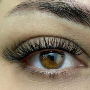 کاشت و اکستنشن مژه کاتلیا